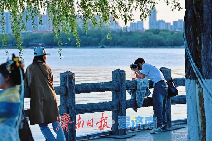 明湖晚霞醉游人 打卡热潮绘就泉城浪漫画卷