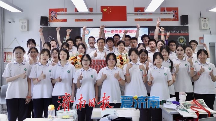 高三最后一课 合影定格青春，誓言决胜高考