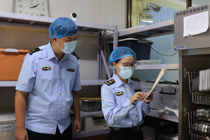 小饭桌后厨敢“晒”了，家长心里有底了 济南市市场监管局全力守护孩子盘中餐