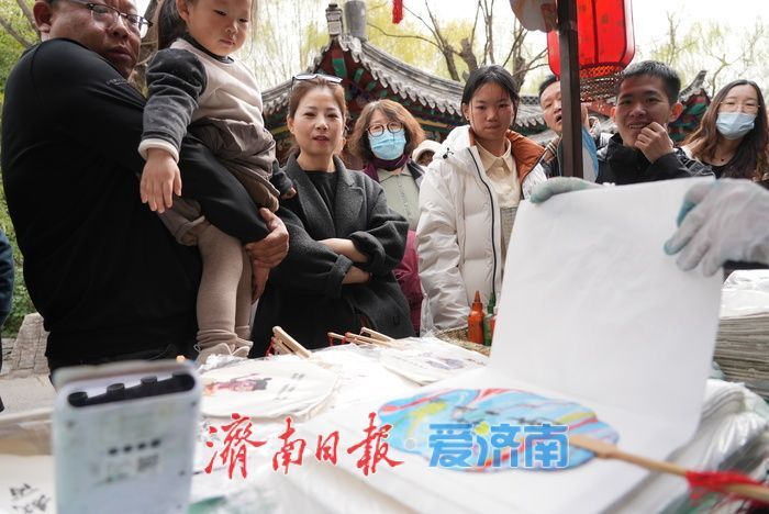 非遗漆扇吸睛引游人 感受中式美学的独特魅力