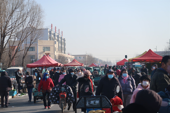 “泉”在济南过大年｜年味蒸腾乡土间，“村晚”见证一个村子的蝶变与传承