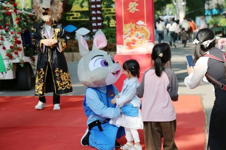 Jinan Zoo: Fantasy Cartoon Animals Surprise Parade Time