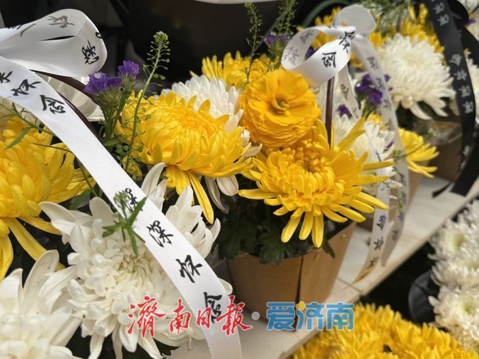 清明祭扫倡文明 鲜花寄思渐成风