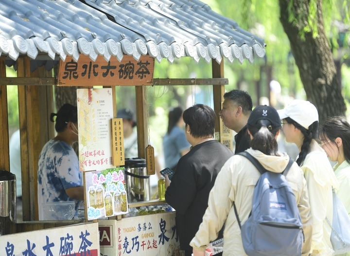 亲泉戏水享清凉