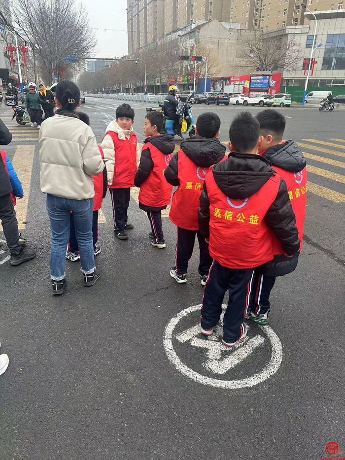 学习雷锋，我们在行动——济南市莱芜第二实验小学三13中队践行雷锋精神维持交通秩序活动