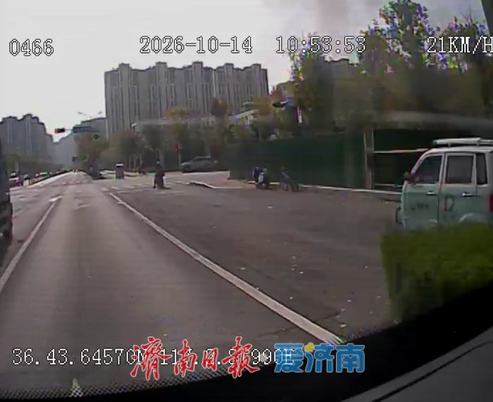垃圾桶突然起火，济南公交司机及时消除隐患