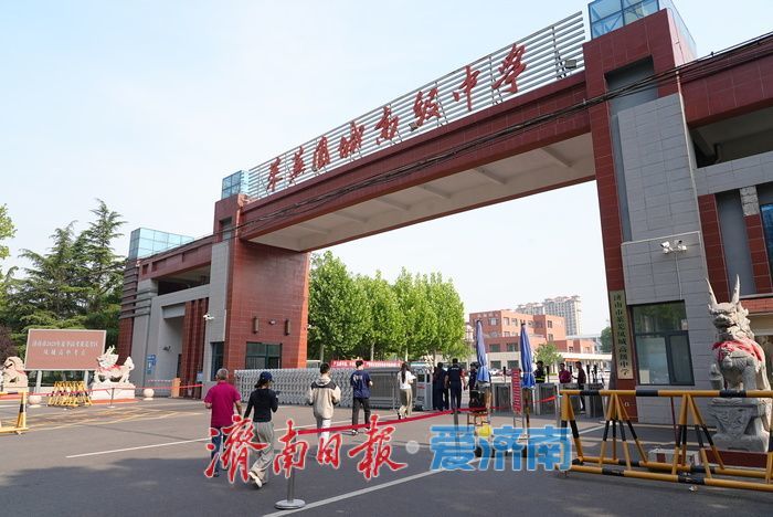 加油，考生们！2025年高考首日开考考生从容赴考
