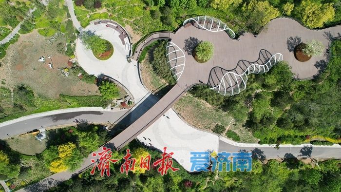 济南茂岭山山体公园绿意盎然，市民乐享绿色生态空间