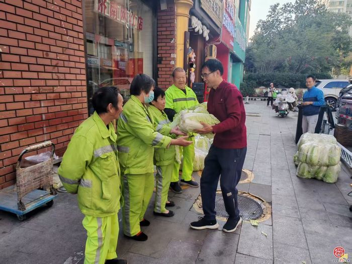大爱暖深秋！这份暖心馈赠，致敬街巷里的城市微光
