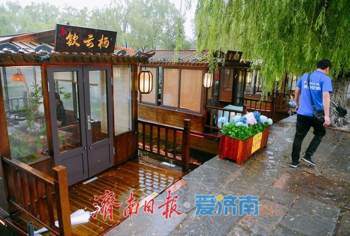 品茶观景、邂逅江南韵味，市民百花洲畔“尝鲜”仿古画舫