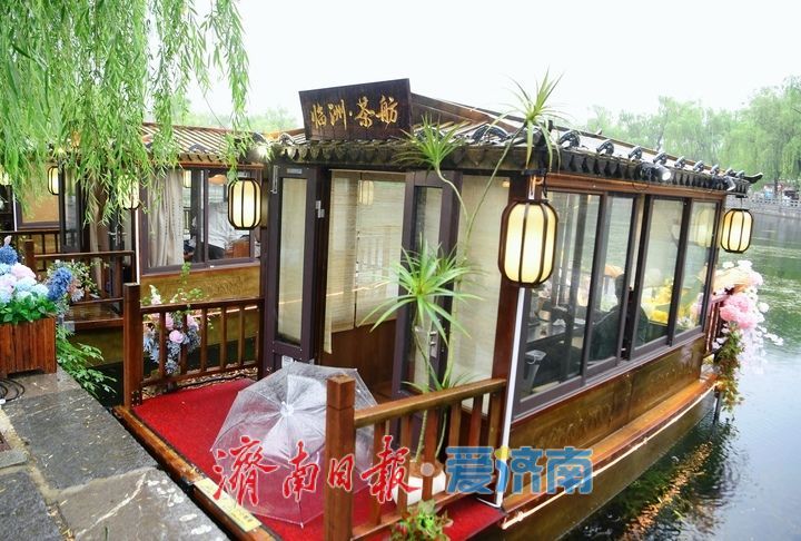品茶观景、邂逅江南韵味，市民百花洲畔“尝鲜”仿古画舫