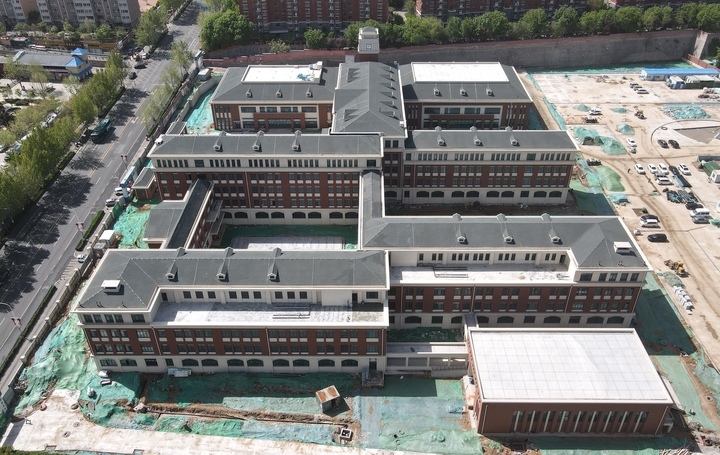 济南浆水泉路九年一贯制学校教学楼主体完工