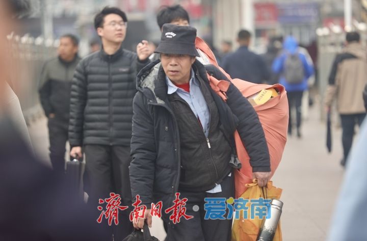 开学季来临 济南火车站返校学生与返乡旅客齐涌