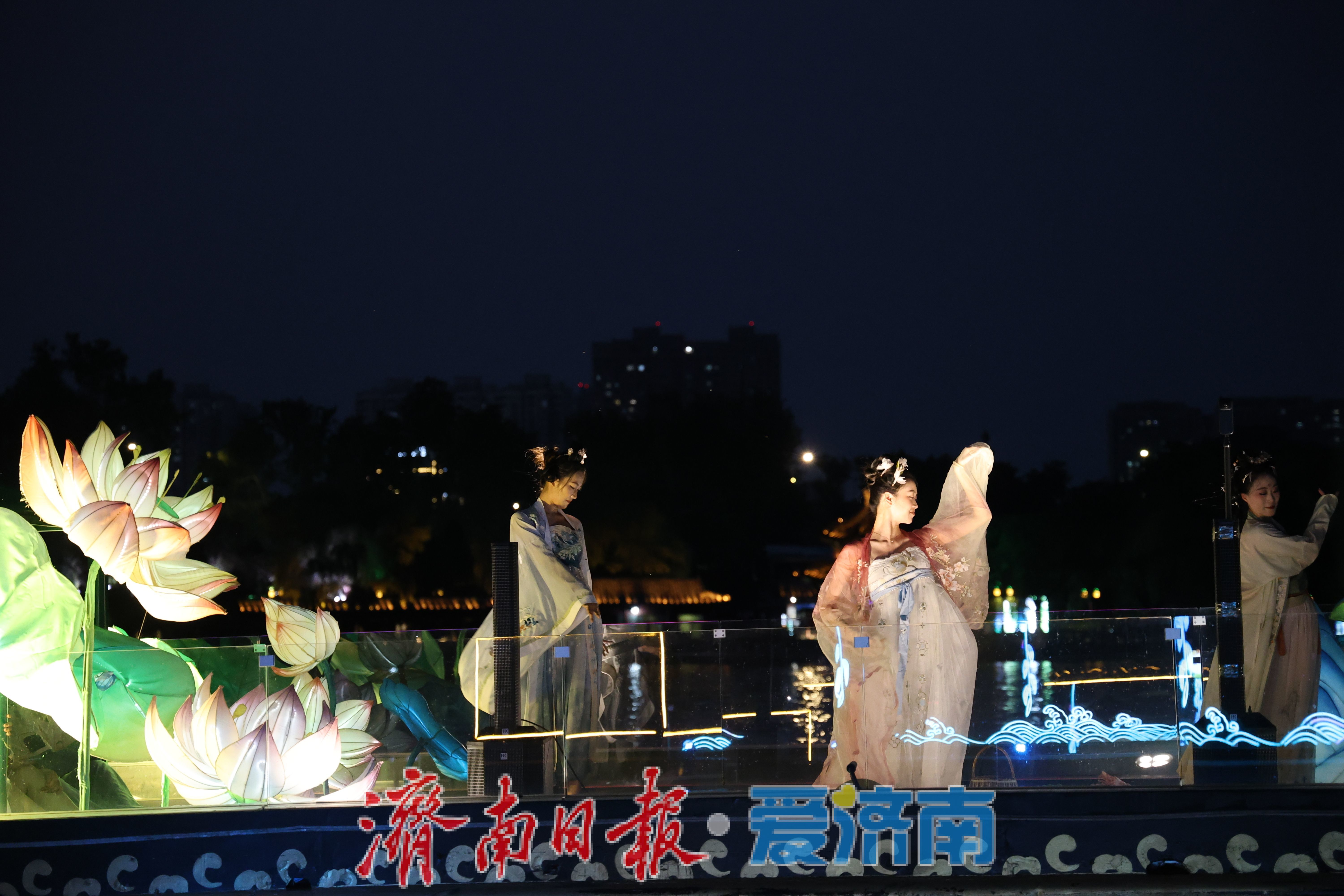 一年四季 泉在济南丨夜泊明湖入画来！升级版画船演艺开启泉城风雅夜