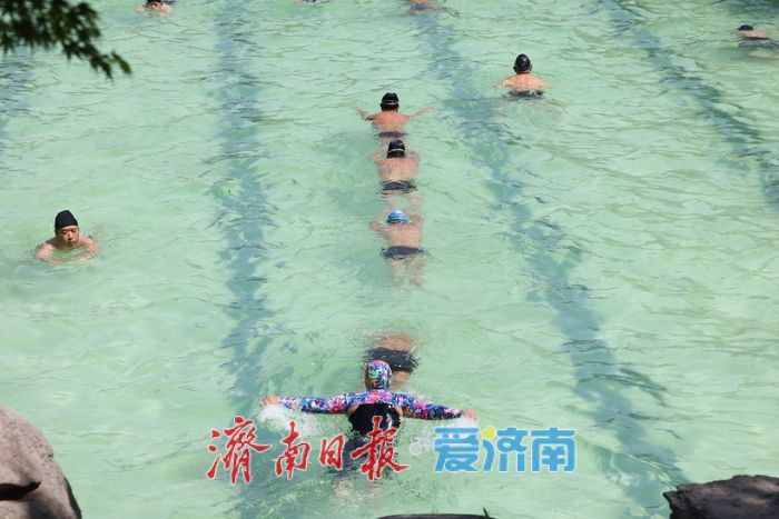 高温“炙烤”济南 泉水浴场成市民避暑“清凉岛”