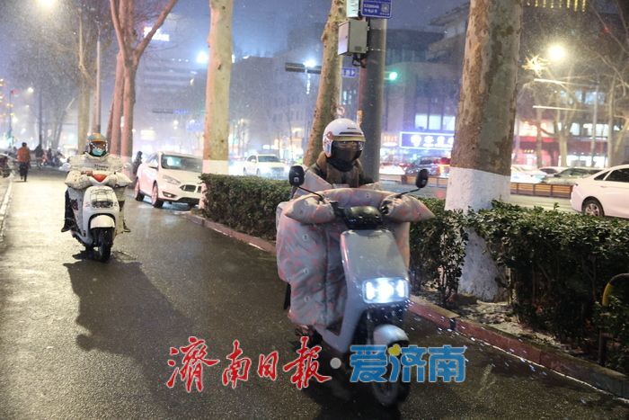 济南晚高峰遇立春后首场小雪