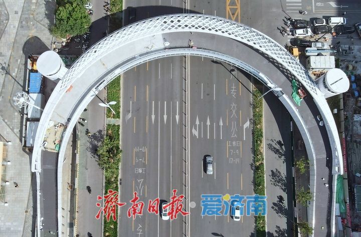 “新月”环抱工业南路，立体过街即将成型