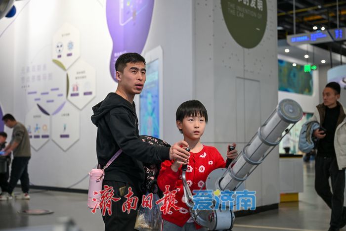 山东科技馆迎寒假参观热潮 家长携子乐享科学“最后一课”