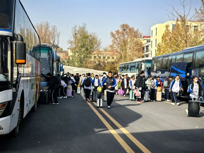 “组合拳”破解校园拥堵 济南这里5200名学子放学路变通畅