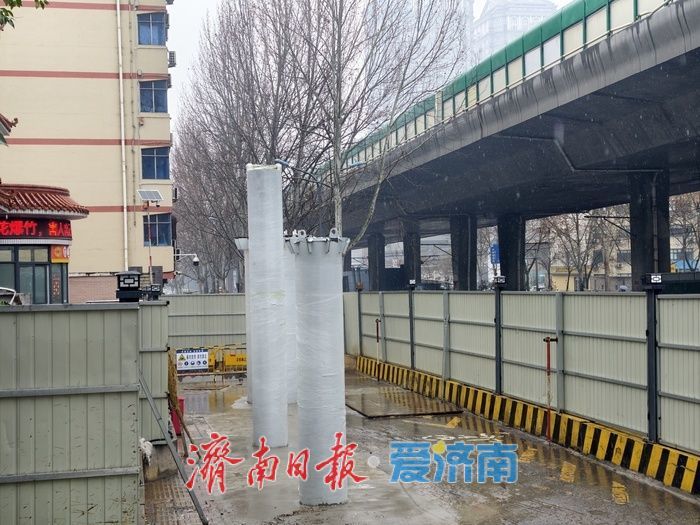 二环东路百花公园东门人行过街天桥主体桥墩成型