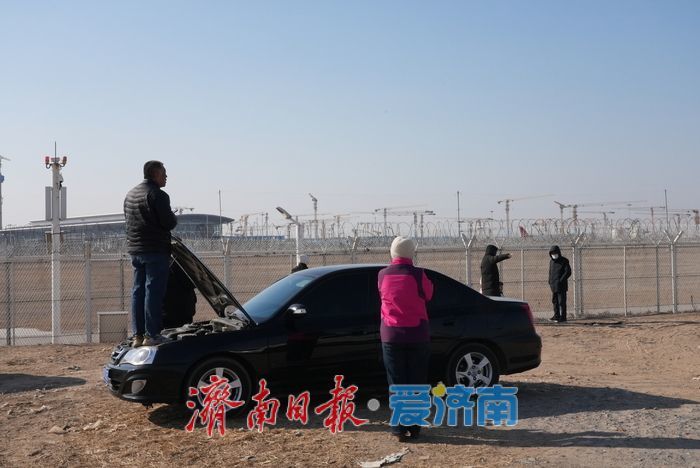 寻一个最美角度与飞机同框，市民“追机”热情高涨