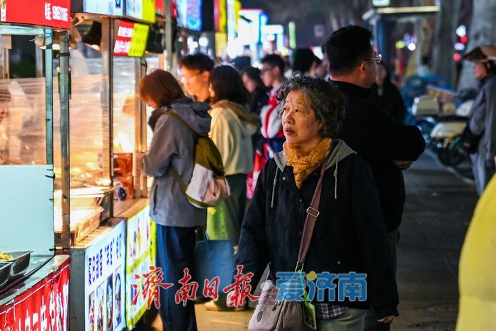 济南夜市人气回暖 点亮城市“夜经济”活力