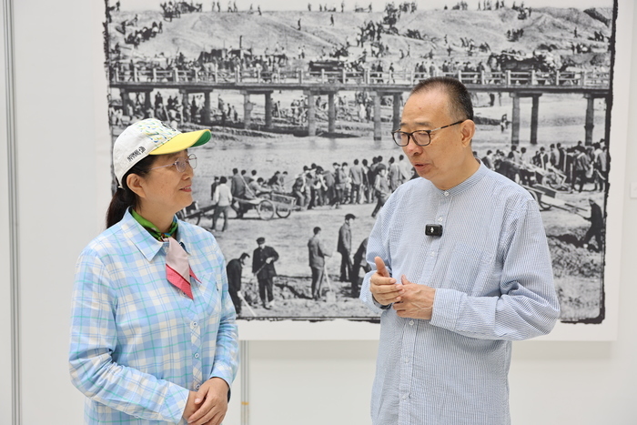 潘鲁生参观“黄河儿女——王超英摄影五十年原作展”，点赞光影瞬间的纪实魅力