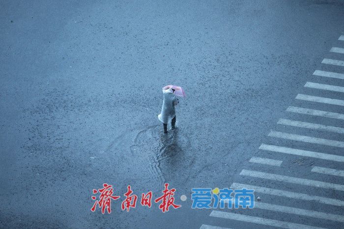 济南突降暴雨 高温天气暂时缓解