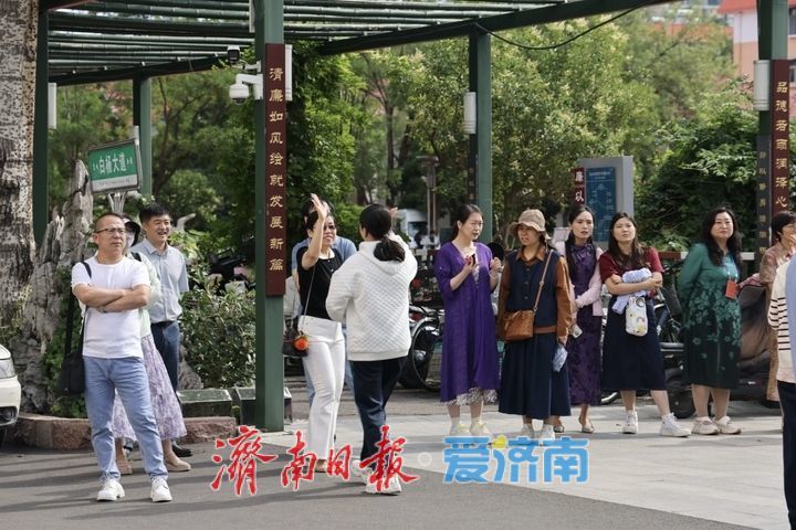 暖心送考氛围感拉满！济南中学教师旗袍助阵高考学子