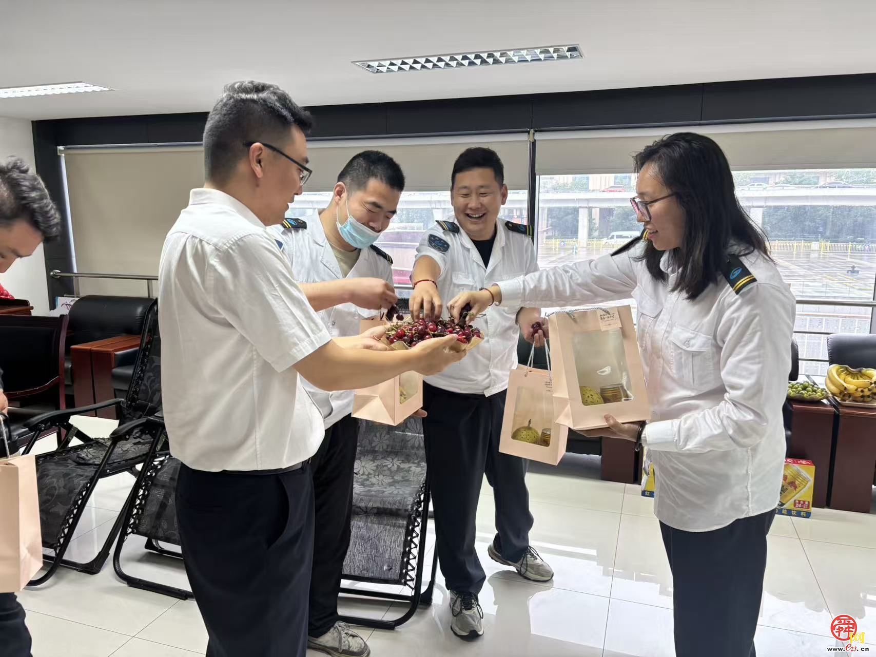 暖心护驾 为爱前行！济南公交西部分公司开展520驾驶员关爱日活动