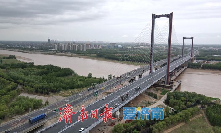 京台高速黄河特大桥主桥铺装接近尾声