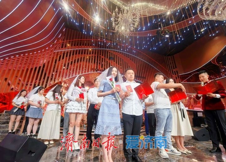 以爱筑家向新而行，集体颁证仪式为“520”增添别样浪漫