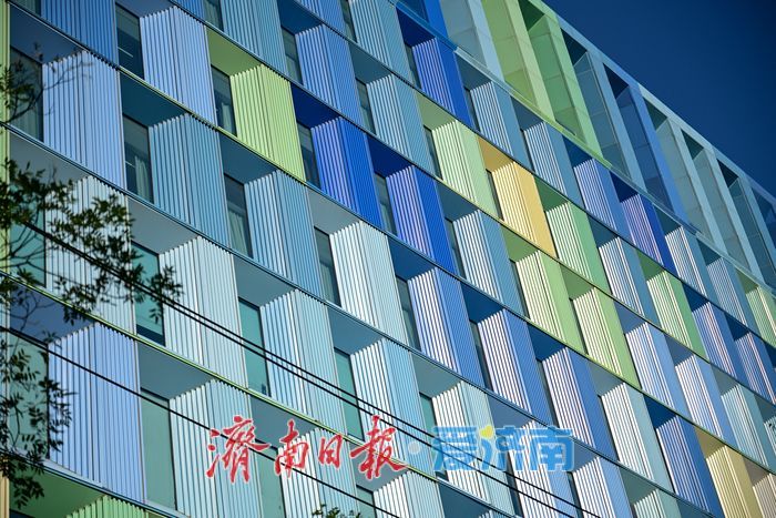 济南“彩虹艺术墙”点亮城市街角