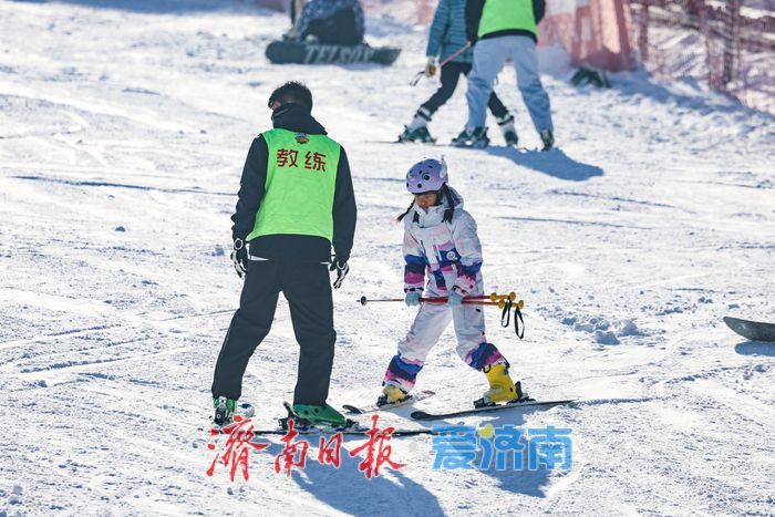 济南 “热雪” 沸腾！雪后滑雪场人气飙涨