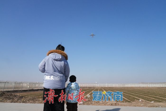寻一个最美角度与飞机同框，市民“追机”热情高涨