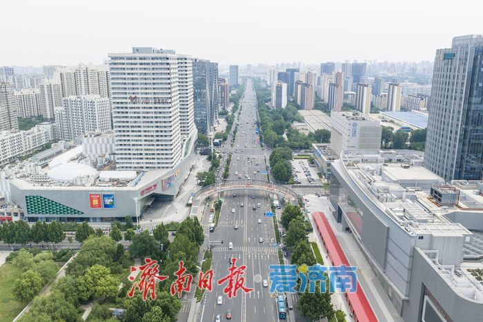 济南工业南路高新万达南侧U形天桥加紧施工，畅通商圈便民出行路