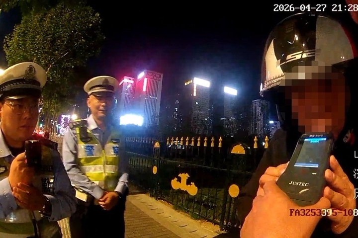 酒后推车嫌累？男子侥幸酒驾被查