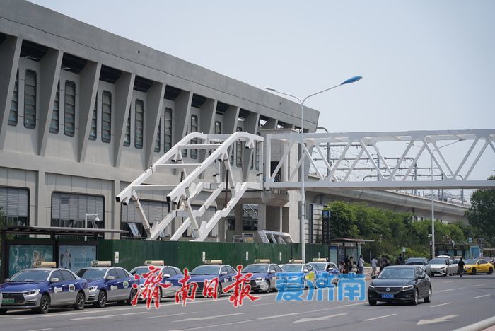 济南轨道交通2号线彭家庄站过街天桥主体完工，“轨交+云巴”立体交通网加速推进