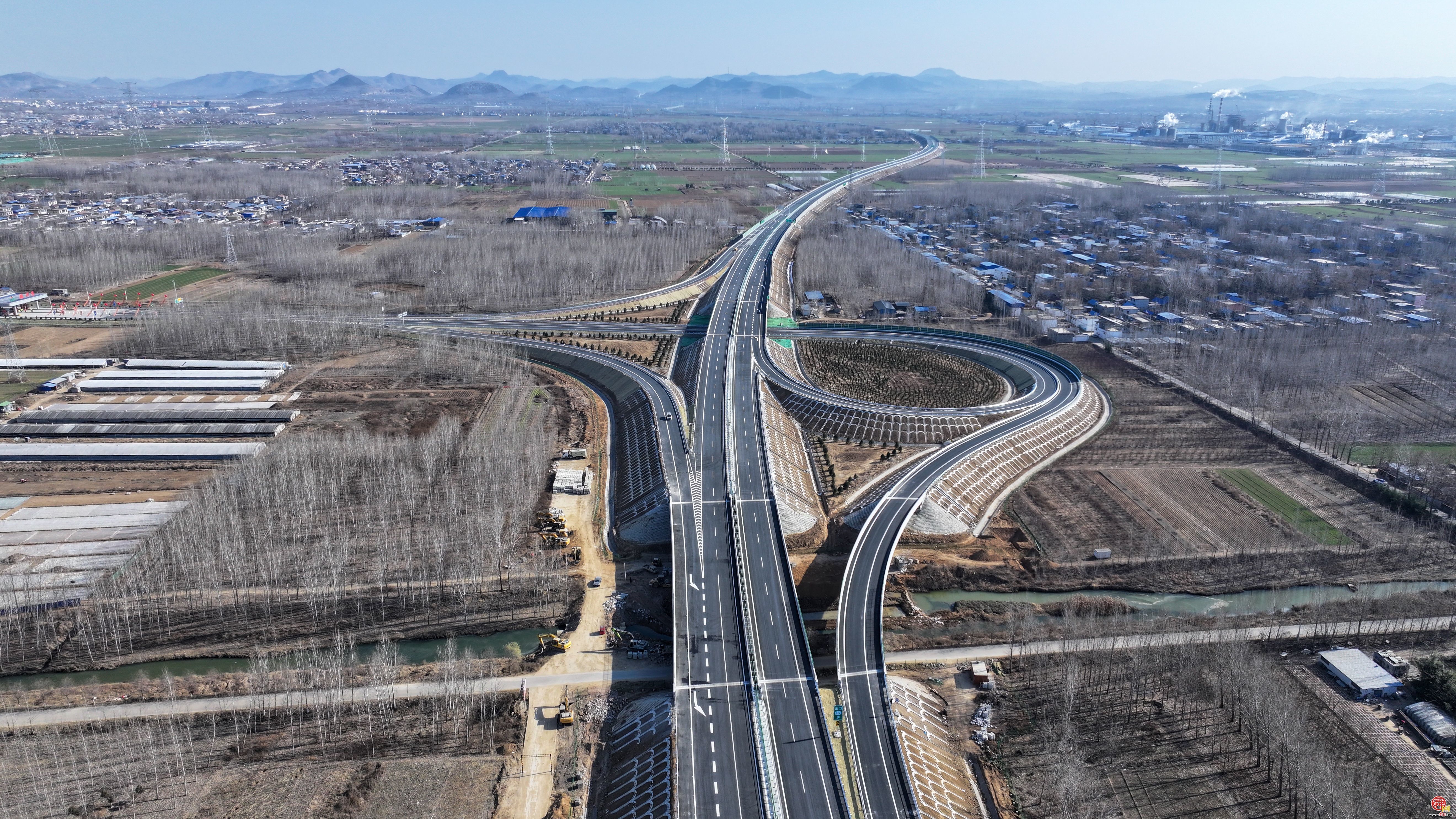 临沂至滕州高速公路费县南至滕州北段建成通车