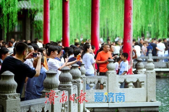 直逼29米！趵突泉持续喷涌22年，泉畔游人如织共赏胜景