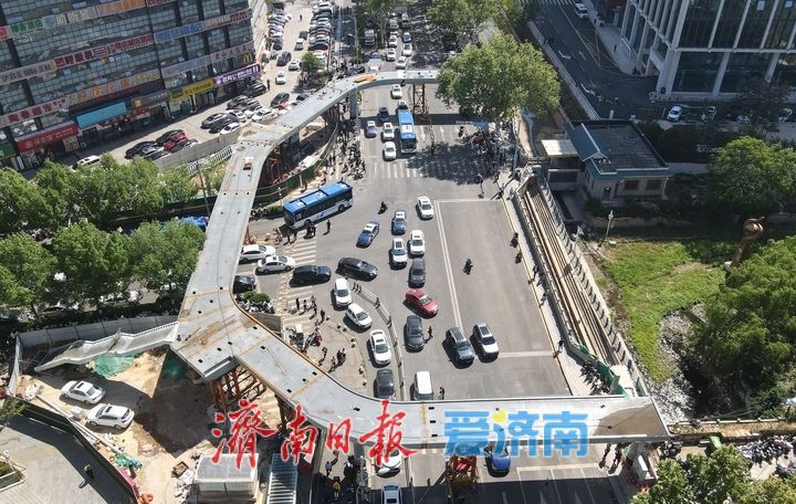 项目强省会｜济南首座倒“凹”字型过街天桥钢结构主体合龙