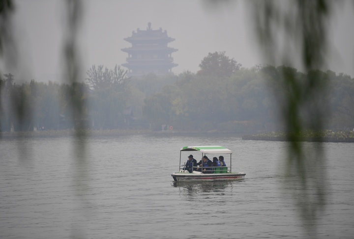 轻烟缥缈大明湖，古朴隽永“水墨画”