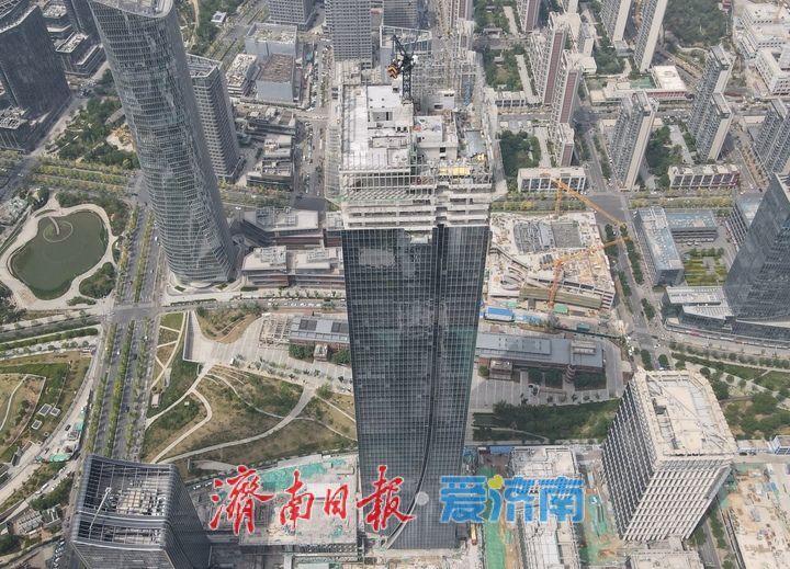 济南CBD信泰中心建设幕墙安装近8成