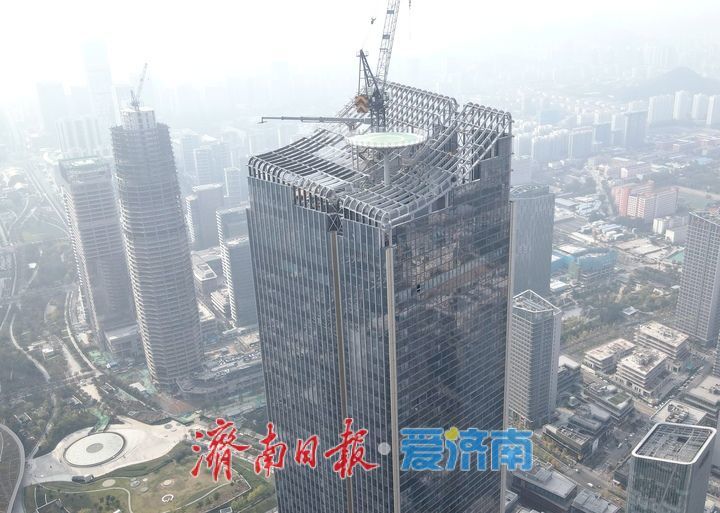 项目强省会｜济南CBD信泰中心主塔楼塔冠幕墙挂装计划11月上旬完工