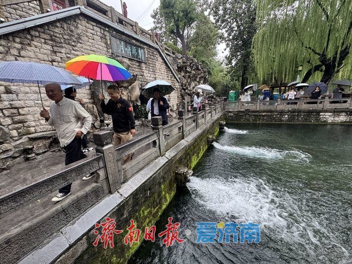 黑虎泉水位达29.30米创新高，三虎头“霸气”喷涌引众人打卡