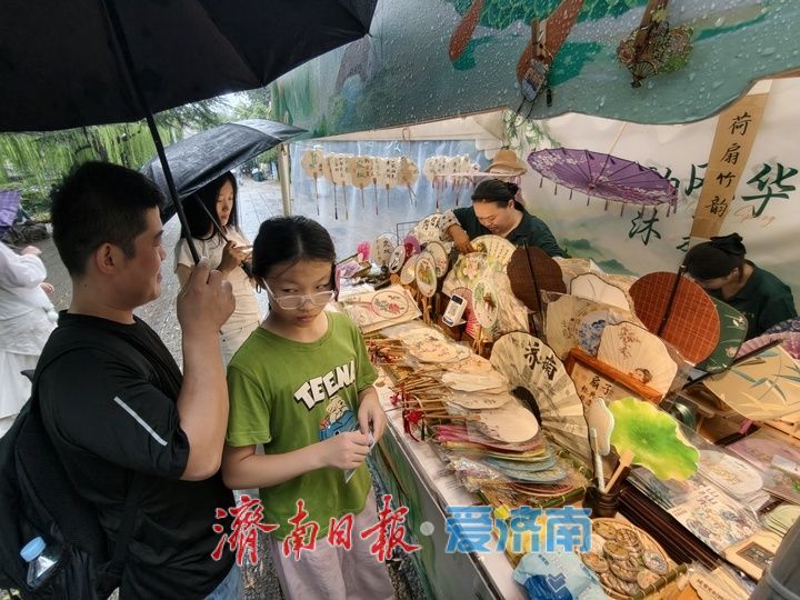 漫步市集泉声里 闲淘锦物雨色中