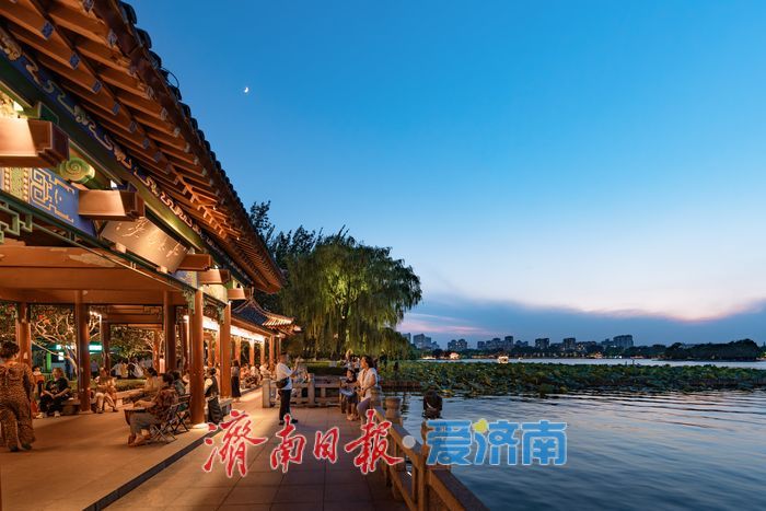 大明湖流金溢彩 暮色湖光点燃泉城烟火人间