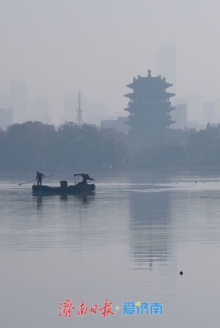 一年四季 泉在济南丨薄雾轻笼大明湖 佛山倒影入水墨
