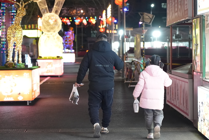 寒冬夜市 感受一抹温暖的烟火