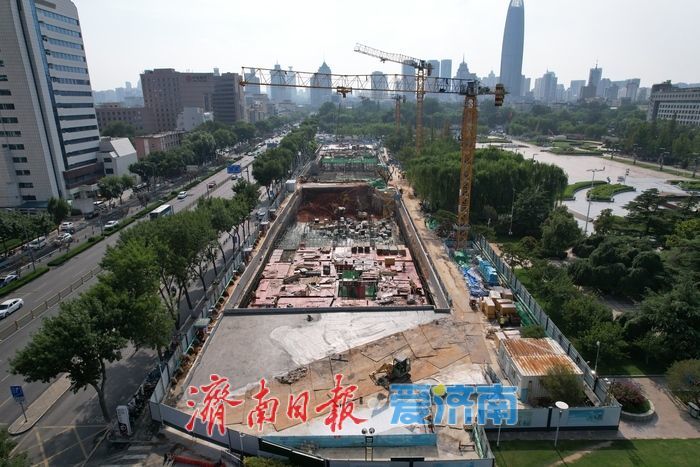 泉城广场城市智慧停车场项目施工正酣，地下通道开挖、停车场建设同步发力